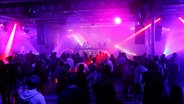 Tanzende Menschen in einer Discothek, drumherum rote Scheinwerfer © picture allliance 