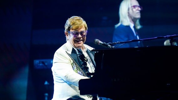 Elton John am Klavier © picture alliance / ASSOCIATED PRESS | Matt Rourke 