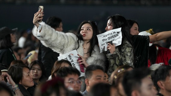 Fans besuchen ein Konzert von Taylor Swift im Rahmen der "Eras Tour" im Tokyo Dome © picture alliance / ASSOCIATED PRESS | Toru Hanai Foto: Toru Hanai