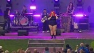 Die Band Gossip um Frontfrau Beth Ditto spielt auf der Hamburger Stadtparkbühne. © NDR / Danny Marques 