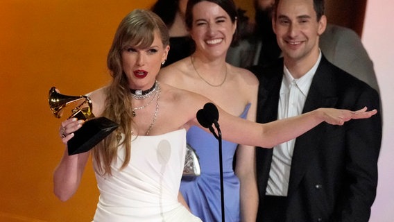 USA, Los Angeles: Taylor Swift nimmt den Preis für das Album des Jahres für "Midnights" während der Verleihung der 66. Grammy Awards entgegen. © Chris Pizzello/Invision/AP/dpa 