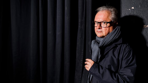 Heinz Rudolf Kunze steht neben einem schwarzen Vorhang © picture alliance/dpa | Michael Matthey 