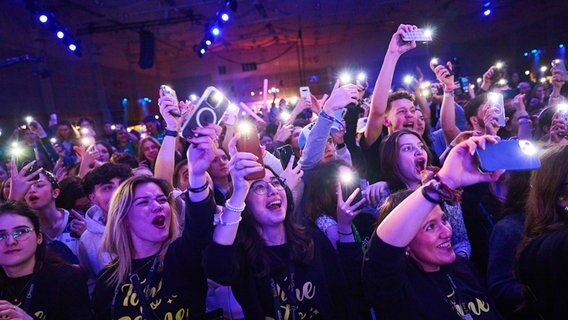 Ein jubelndes Publikum bei einem Konzert © Jewrovision 