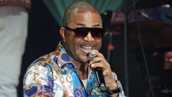 Der Sänger von Kool and the Gang mit singt mit Mikrofon auf der Bühne © NDR.de 
