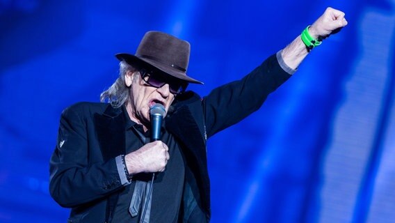 Udo Lindenberg singt beim ersten Konzert der neuen Tournee "Udopium Live 2022" in Schwerin in der Sport- und Kongresshalle. © picture alliance/dpa | Jens Büttner 