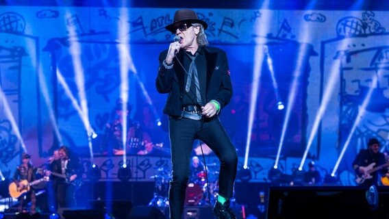 Udo Lindenberg singt beim ersten Konzert der neuen Tournee "Udopium Live 2022" in Schwerin in der Sport- und Kongresshalle. © picture alliance/dpa | Jens Büttner 