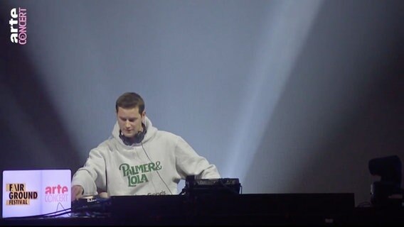 Der DJ Mau P auf dem Fairground Festival 2023 © NDR Screenshot 