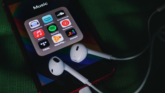 Apps von Musik-Streamern auf einem Handy © Michelangelo Oprandi/Shotshop/picture alliance Foto: Michelangelo Oprandi