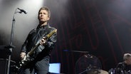 Noel Gallagher steht mit einer Gitarre auf der Bühne. © picture alliance / Photoshot | - 