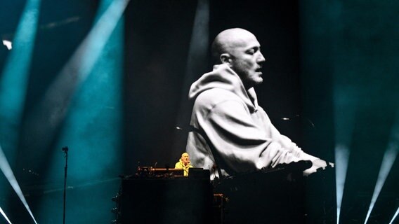 Paul Kalkbrenner am DJ-Pult bei einem Auftritt in Frankreich, Juli 2023 © picture alliance / abaca | Reynaud Julien/APS-Medias/ABACA 