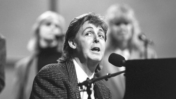 Der ehemaligen "Beatle" Paul McCartney sitzt am Klavier. © Pa/PA Wire/dpa +++ dpa-Bildfunk +++ 