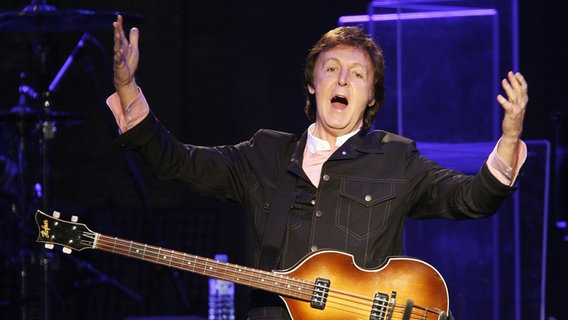Paul McCartney mit Bassgitarre auf einer Bühne. © Robert Vos/epa/ANP/dpa +++ dpa-Bildfunk +++ Foto: Robert Vos