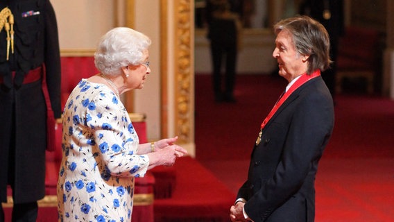 Sir Paul McCartney wird von Königin Elizabeth II. der Verdienstorden "Companion of Honour" verliehen. © Yui Mok/PA Wire/dpa +++ dpa-Bildfunk +++ Foto: Yui Mok