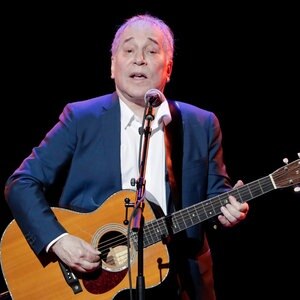 Paul Simon steht mit einer Gitarre auf der Bühne und singt. Paul Simon steht mit einer Gitarre auf der Bühne und singt. © picture alliance/AP Photo | Julie Jacobson