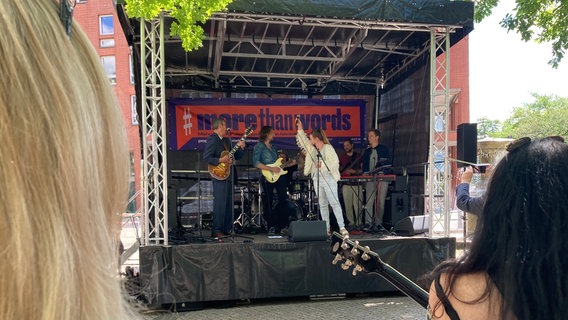 Eine Band steht auf der kleinen Bühne der Pop- Jazz-Demo in Hannover © NDR.de Foto: Andrea Schwyzer