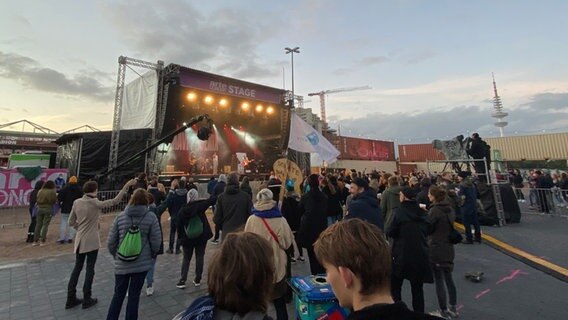 Mavi Phoenix auf der Bühne des  Reeperbahnfestival 2021 © NDR.de Foto: Matthias Köppinghoff