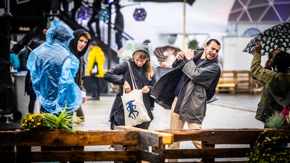 Besucher kämpfen mit Regen und Wind auf dem Reeperbahnfestival © NDR/Julian Rausche Foto: Julian Rausche
