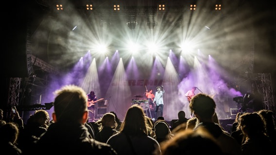 Erleuchtete Bühne auf dem Reeperbahnfestival 2021 © NDR/Julian Rausche Foto: Julian Rausche