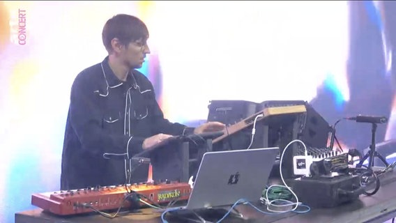 Der DJ Jonas Saalbach beim Fairground Festival 2023 © NDR Screenshot 