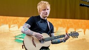 Ed Sheeran mit Gitarre auf der Bühne. © picture alliance / Amy Harris/Invision/AP Foto: Amy Harris