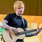 Ed Sheeran mit Gitarre auf der Bühne. © picture alliance / Amy Harris/Invision/AP Foto: Amy Harris