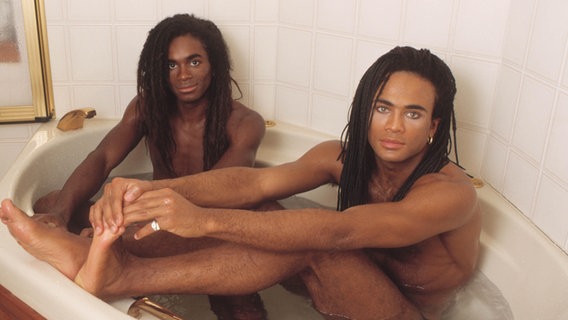 Die beiden Mitglieder des Pop-Duos Milli Vanilli sitzen in einer Badewanne. © picture alliance / Avalon/Retna | Michael Putland 