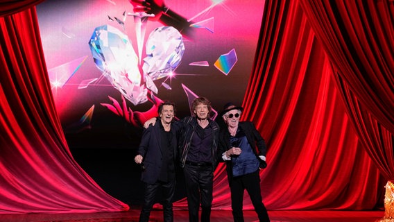 Die Stones auf der Bühne vor dem Cover ihres neuen Albums © picture alliance Foto: Scott Garfitt