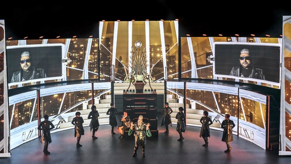 Das Ensemble des Musicals "We Will Rock You" mit Musik von Queen auf der Bühne © Live Nation 