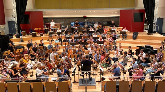 Dirigent Alan Gilbert dirigiert das Stück "Porgy und Bess" mit dem NDR Elbphilharmonie Orchester im Rolf Liebermann Studio in Hamburg © NDR 