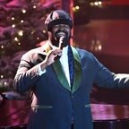 Gregory Porter mit Schiebermütze singt bei einer Weihnachts-TV-Show vor einem Weihnachtsbaum und einem schwarzen Flügel © picture alliance / SvenSimon Foto: SvenSimon