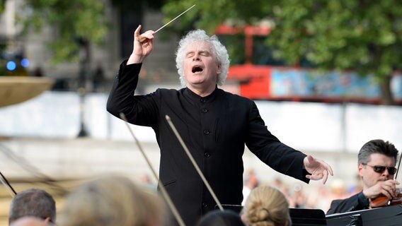 Simon Rattle dirgiert das London Symphony Orchestra am Trafalgar Square mit geschlossenen Augen. © picture alliance/Doug Peters/PA Wire/dpa / empics Foto: Doug Peters