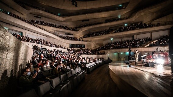 Eindruck vom Reeperbahnfestival 2021: Die Band Ätna und die NDR Bigband in der Elbphilharmonie. © Julian Rausche 