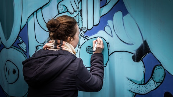 Eindruck vom Reeperbahnfestival 2021: Eine Frau bemalt eine Wand. © Julian Rausche 