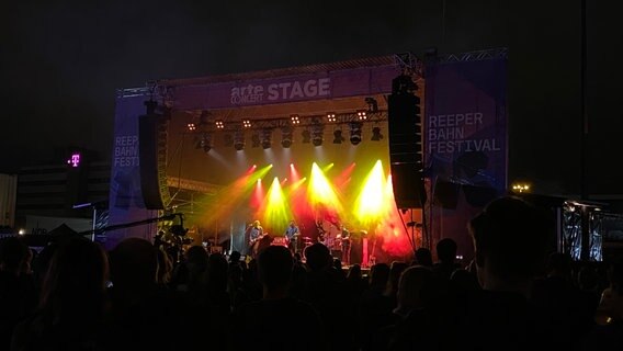 Eindruck vom Reeperbahn Festival 2021: Auftritt der Band Muff Potter. © NDR 