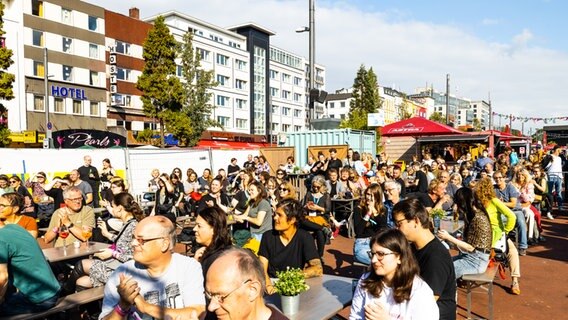 Eindruck vom Reeperbahn Festival 2021: Der vierte und letzte Festival-Tag bestach noch einmal durch Sonne und spätsommerliche Temperaturen. © NDR Foto: Julian Rausche