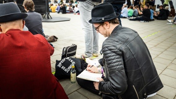 Eindruck vom Reeperbahn Festival 2021: Festival-Blogger Matthes Köppinghoff in Aktion. © NDR Foto: Julian Rausche