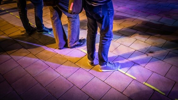 Eindruck vom Reeperbahn Festival 2021: Für genügend Abstand sorgten während des Reeperbahn Festivals 2021 Linien, auf denen sich das Publikum positionieren musste. © NDR Foto: Julian Rausche