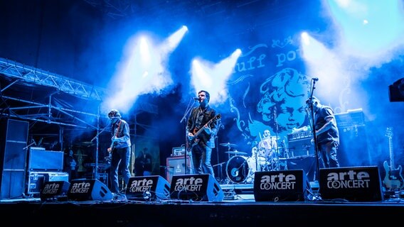 Eindruck vom Reeperbahn Festival 2021: Muff Potter auf der Arte Concert Stage auf dem Heiligengeistfeld. © NDR Foto: Julian Rausche