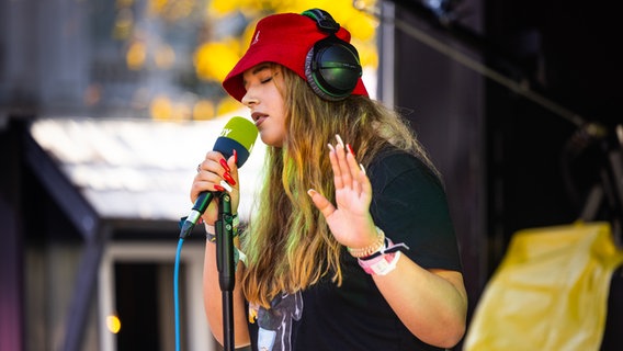 Eindruck vom Reeperbahn Festival 2021: Die Koblenzer Rapperin Rote Mütze Raphi spielte ein paar Songs auf der Bühne vom N-JOY Reeperbus. © NDR Foto: Julian Rausche