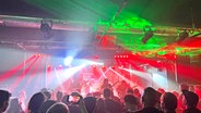 Shitney Beers spielen beim Reeperbahn Festival 2023 in einem Club. © NDR/ Matthes Köppinghoff 