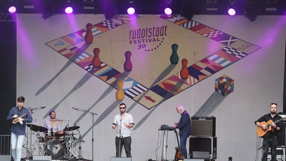 Musikgruppe Ivarh auf einer Bühne beim Rudolstadt Festival © picture alliance/dpa | Bodo Schackow 