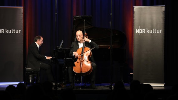 Eckart Runge (Cello) und Jacques Ammon (Klavier) beim Foyerkonzert on tour im Alma Hoppes Lustspielhaus © NDR_Sebastian Fuchs 