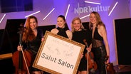Vier Frauen stehen nebeneinander im NDR Kultur EXTRA Studio. © Sven Barends / NDR Foto: Sven Barends / NDR