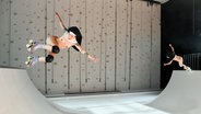 Zwei kaum verhüllte Darstellerinnen mit Nonnenhauben auf dem Kopf fahren mit Rollschuhen auf einer Halfpipe. © Nicole Marianna Wytyczak Foto: Nicole Marianna Wytyczak