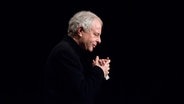 Sir András Schiff im Profil vor einem schwarzem Hintergrund © picture alliance/KEYSTONE | OBS/STIFTUNG KUNST & MUSIK, KLOS 