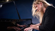 Ragna Schirmer am Klavier © Maike Helbig 