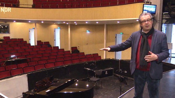 Daniel Karasek, Generalintendant am Theater Kiel auf der Bühne bei Proben zum Corona-Stück "Balkonien" an der Oper Kiel  
