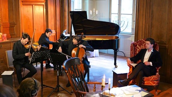 Ein Streichtrio musiziert in der Villa Seligmann © Heiner Schlote Foto: Heiner Schlote