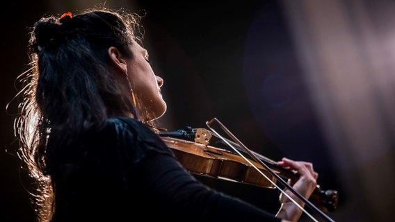 Rakhi Singh spielt Geige im Gegenlicht © Chris Payne / Manchester Collective 