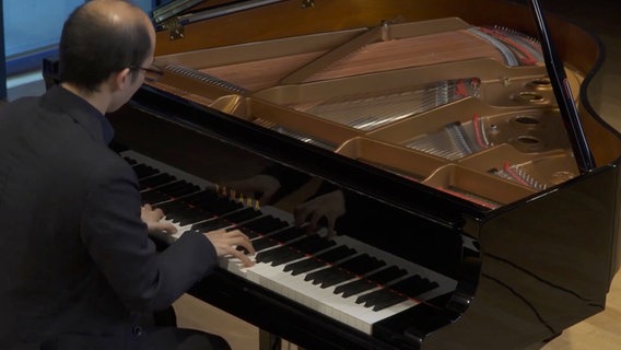 Pianist Yu Tashiro am Flügel © HMDK Stuttgart 